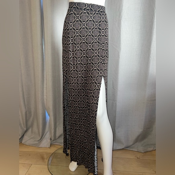 Forever 21 Dresses & Skirts - Geo Print Maxi Skirt Front Slits Paisley Stretchy Boho Size Large Forever 21